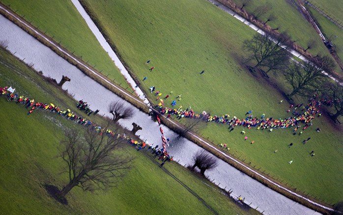 BUNNIK - Inwoners van Bunnik vormen zaterdag een lange lint in het natuurgebied Rhijnauwen om te protesteren tegen de plannen voor een verbindingsweg tussen de A12 en de A28. Deze weg zou dwars door het natuurgebied Rhijnauwen komen te liggen. Foto ANP