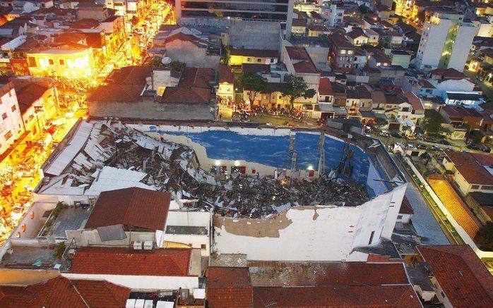 Het ingestorte dak van de Apostolische Christus Herboren–kerk in een voorstad van Sao Paulo. Foto EPA