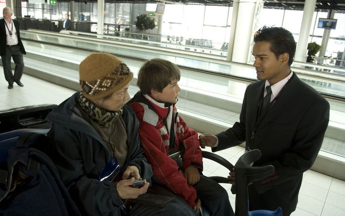 SCHIEDAM – Een aansprekende activiteit van Axxicom is Airport Caddy op Schiphol, waar de Schiedamse onderneming sinds 2003 passagiers met een verminderde mobiliteit en alleen reizende kinderen begeleidt. „Airport Caddy is echt het broodje speciaal van onz