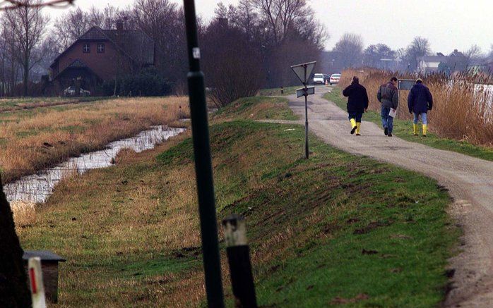 Rechercheurs op weg naar de vindplaats aan het einde van de dijk Galgerwaard in Breukelen, waar het stoffelijk overschot van Sybine Jansons is gevonden. Foto ANP