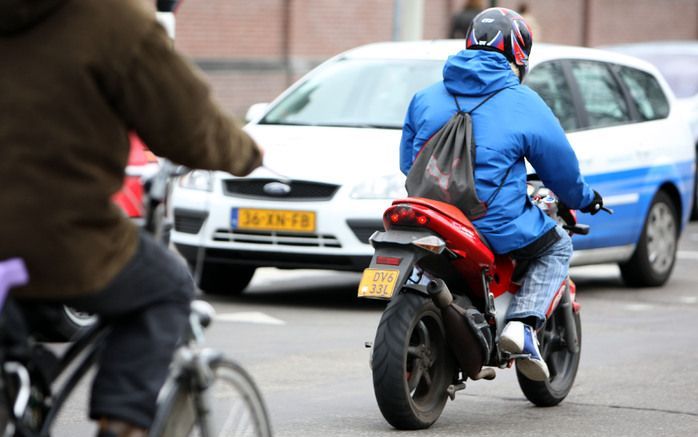 Het nieuwe praktijkexamen voor bromfietsers wordt op 1 januari 2010 ingevoerd. Minister Eurlings van Verkeer heeft dat gisteren gemeld aan de Tweede Kamer. Foto ANP