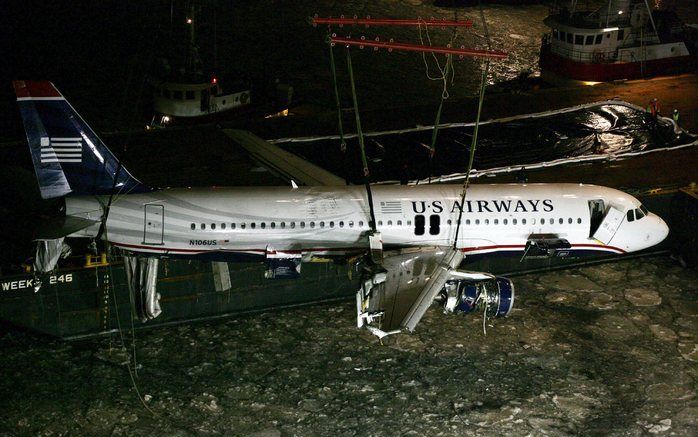 De inzittenden van het vliegtuig dat donderdag landde in de rivier de Hudson in New York hebben van luchtvaartmaatschappij US Airways elk 5000 dollar (bijna 3900 euro) gekregen. Dat meldde CNN dinsdag. Foto EPA