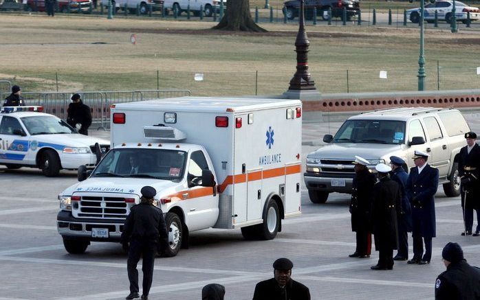 WASHINGTON - De ambulance met daarin senator Ted Kennedy op weg naar het ziekenhuis. Foto EPA