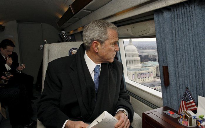 Oud-president Bush kijkt vanuit de helicopter over Washinton. Foto EPA