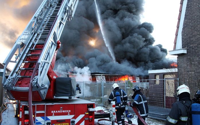 ALBLASSERDAM – De brand bij een garagebedrijf in Alblasserdam enkele weken geleden was in de wijde omtrek te zien. De schade wordt mogelijk verhaald op de ouders van de brandstichtertjes. - Foto Kees Andriesse