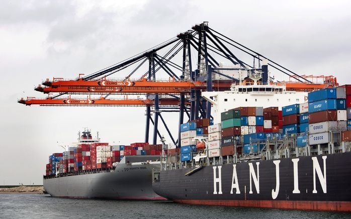 BRUSSEL - Ondernemers hoeven binnenkort geen stapels documenten meer in te vullen als ze iets laten vervoeren per schip via Rotterdam of andere zeehavens in de EU. Foto EPA