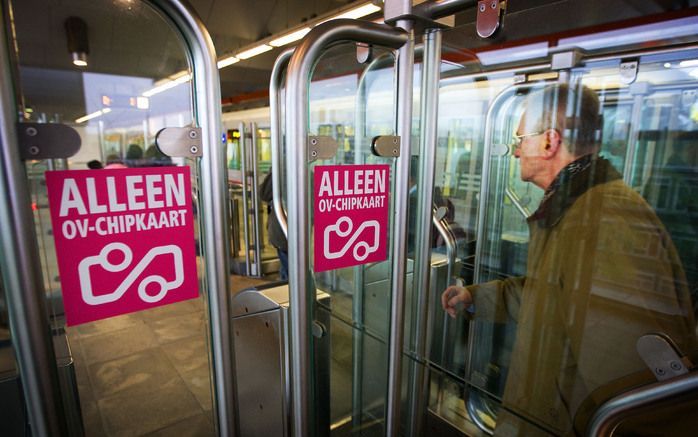 ROTTERDAM - Viziris, de belangenorganisatie voor mensen met een visuele handicap, is ontevreden over het uitblijven van de toezeggingen van de Rotterdamse vervoersorganisatie RET om het gebruik van de ov-chipkaart gemakkelijker te maken voor blinden en sl