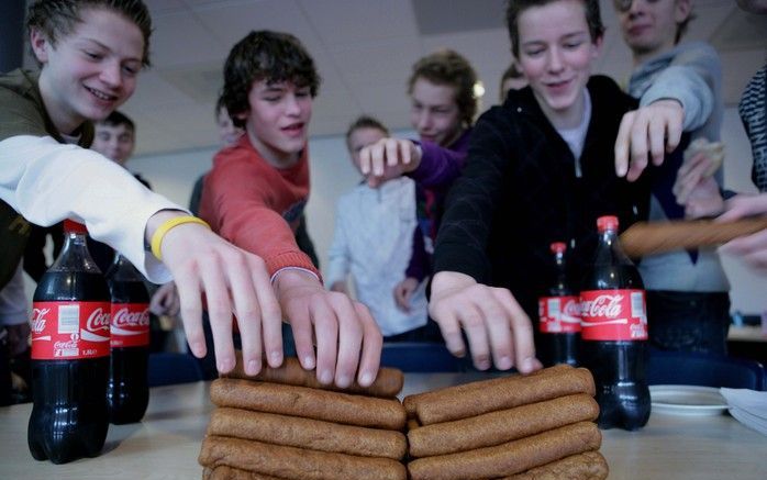 APELDOORN – Ruim een kwart van de jongeren zegt ongezond te eten. Ruim een derde daarvan heeft er ook last van. Ook de Driestarleerlingen die gisteren op bezoek waren bij de Erdee Media Groep in Apeldoorn eten vaak niet gezond. Verder noemen zij roken en 