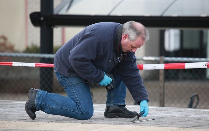 DRIEBERGEN - De politie onderzoekt de plek waar zondag een agent werd neergestoken. Een 28-jarige man uit Driebergen die zich op station Driebergen-Zeist voor de trein wilde werpen, heeft zondagmiddag een agent aangevallen en verwond. Dat meldde de politi