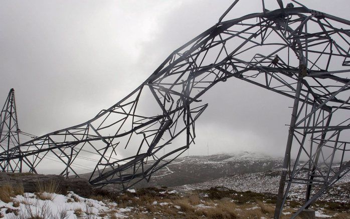 Een verwoeste electriciteitsmast in het noorden van Spanje. Foto EPA