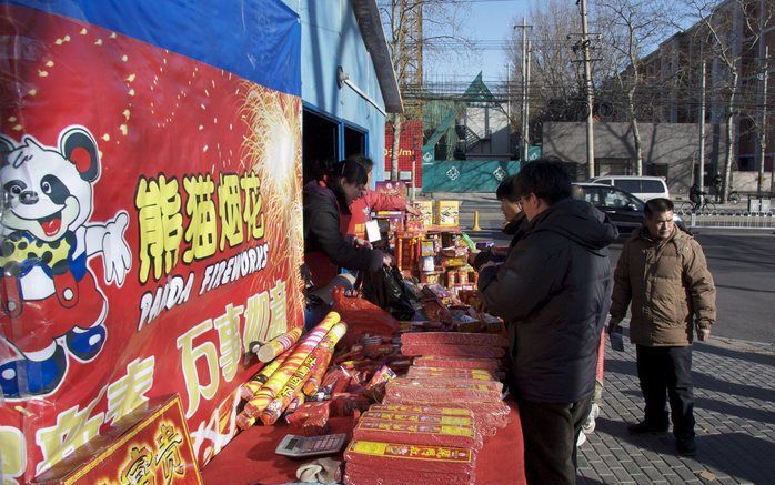 PEKING - Inwoners van Peking hebben meer vuurwerk afgestoken voor Chinees Nieuwjaar dan voorgaande jaren. Foto EPA