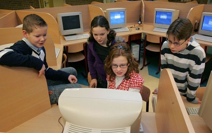 SCHERPENZEEL – Net als veel van hun leeftijdsgenoten spelen de vier leerlingen uit groep 8 van de Scherpenzeelse Wittenbergschool regelmatig een computerspel. Dirk Methorst, Marieke van Ginkel, Lisanne Berkhof en Lennart van de Vliert (v.l.n.r.): „Maar ge