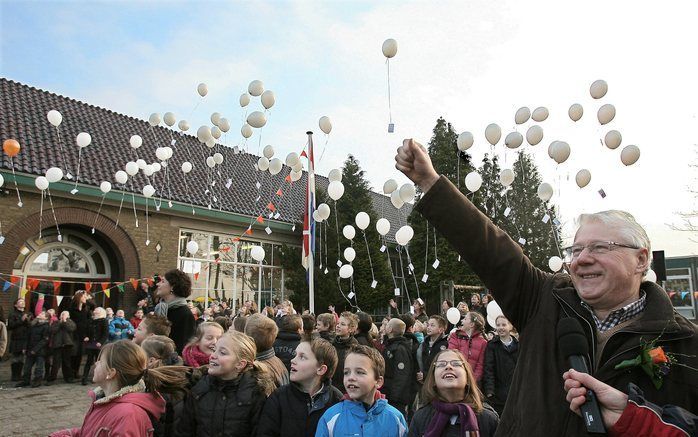 TWELLO – Meester Van der Goot nam dinsdag na veertig jaar afscheid van de Eben-Haëzerschool in Teuge. Leerlingen lieten op het plein ballonnen voor hem op. De leerkracht gaf in de afgelopen jaren zo’n duizend kinderen les. „Als ik de chemie met de groep v