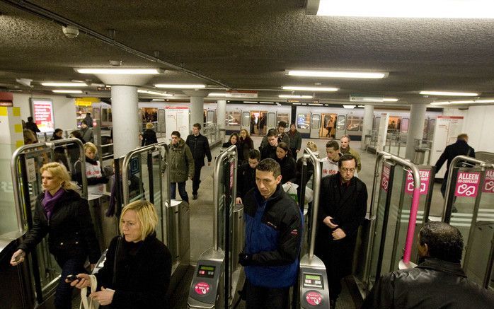 Ruim 200.000 passagiers passeerden afgelopen weekend de poortjes in de ondergrondse. foto ANP