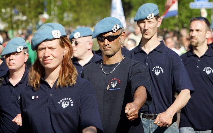 Jonge veteranen van Dutchbat III namen in 2008 deel aan het Vrijheidsdefile in Wageningen. Dit jaar zijn ze niet welkom. Foto ANP