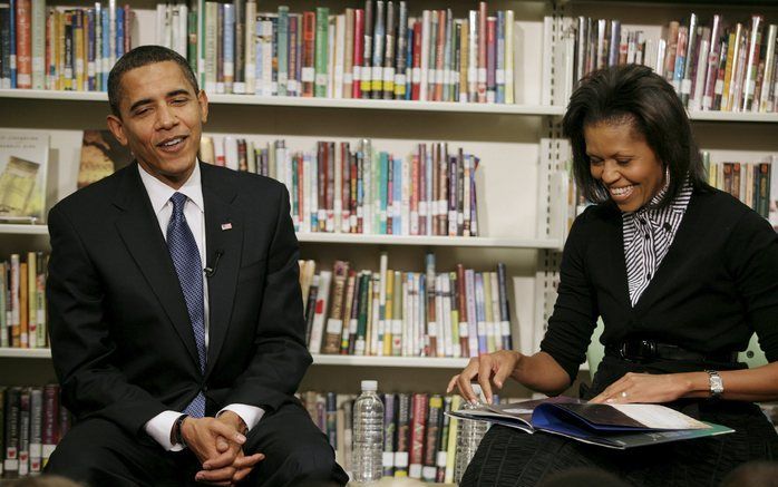 WASHINGTON – De Amerikaanse president Barack Obama en first lady Michelle Obama bezochten dinsdag de Capital City Public Charter School. Het presidentieel paar sprak met leerlingen en las voor uit het boek ”The Moon Over Star". Foto EPA