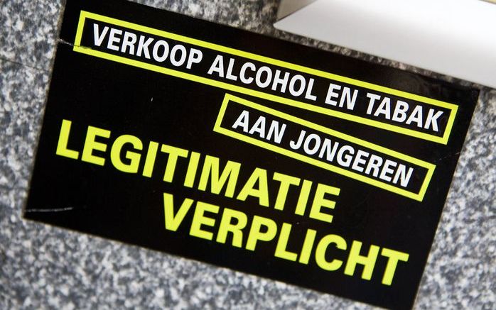 Supers die na drie waarschuwingen toch nog bier, wijn en mixdrankjes verkopen aan jongeren onder de zestien krijgen een verbod op verkoop van alcohol. Foto ANP