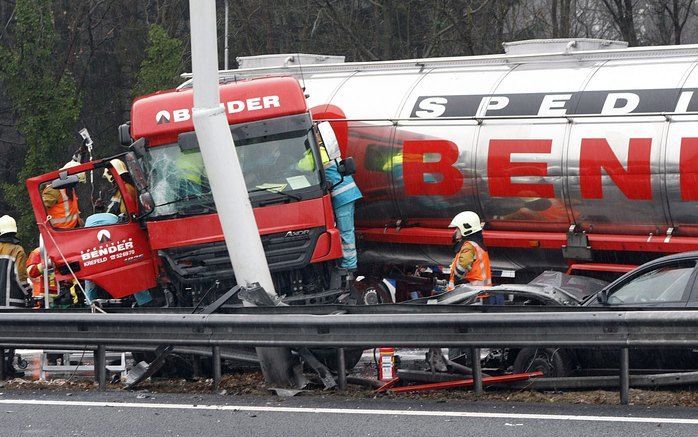 De snelweg A1 richting Amersfoort werd bij Laren enige tijd afgesloten voor het verkeer door een ongeval met een tankwagen. Foto ANP