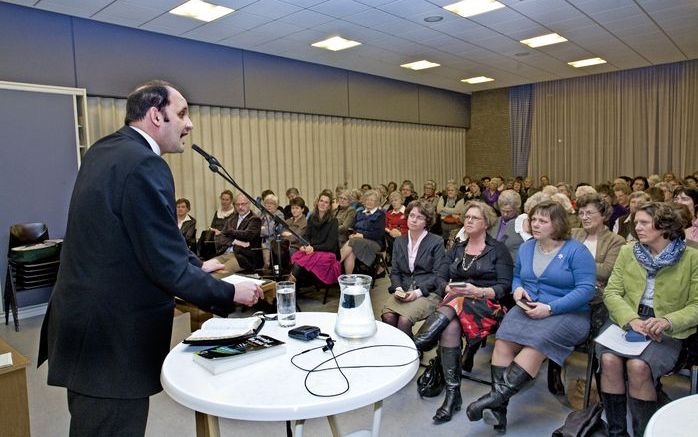 SLIEDRECHT – Ds. E. de Mots uit Goedereede sprak gisteravond in Sliedrecht op een door de Bond van Hervormde Vrouwenverenigingen op Gereformeerde Grondslag belegde ontmoetingsavond. Foto Etienne Busink