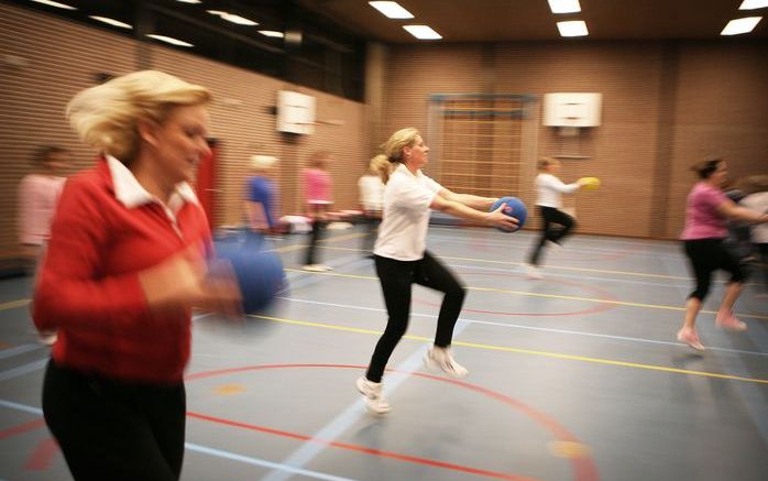 Voor mensen die zich niet op hun gemak voelen in grote sportscholen met spiegels en snelle types in strakke pakjes, zijn tegenwoordig genoeg alternatieven. Zo kunnen vrouwen gaan fitnessen bij Curves, een wereldwijde franchiseformule met inmiddels bijna v