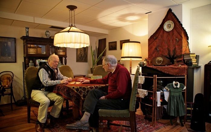 Bezoekers van de Rotterdamse Herinneringsmusea mogen vrijwel overal aanzitten. Ze kunnen bijvoorbeeld in de huiskamer een potje Mens erger je niet! spelen naast de kolenkachel. Foto’s Sjaak Verboom