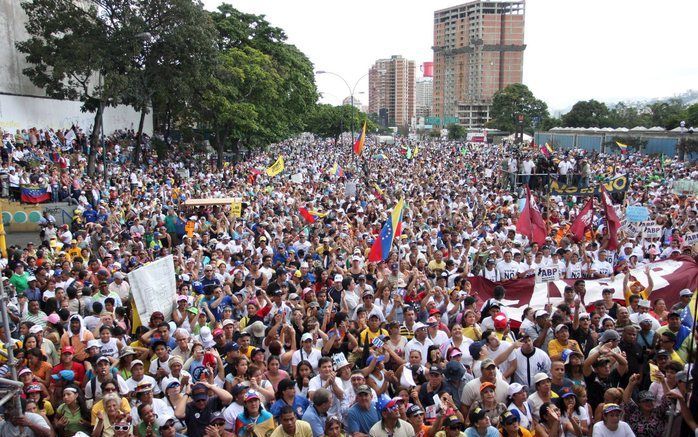 CARACAS – Naar schatting 600.000 mensen hebben zaterdag in de Venezolaanse hoofdstad Caracas betoogd tegen president Hugo Chavez. Dit berichtte de krant El Nacional op internet. Foto EPA