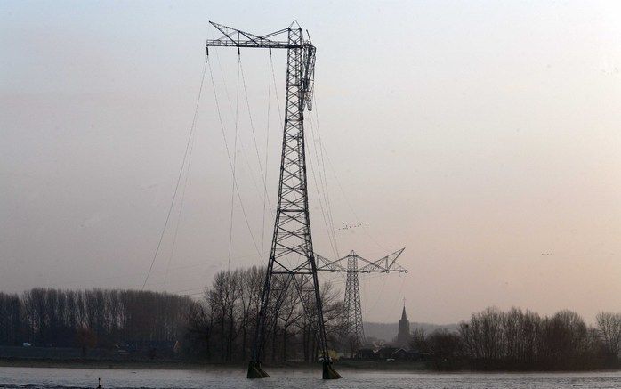 DEN HAAG - De vliegers van de Apache, die boven de Waal hoogspanningskabels kapot vlogen, waren onvoldoende voorbereid. Foto ANP