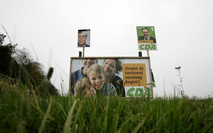 De fractie van Pro’98 heeft eerder deze week de Barneveldse wethouder van Onderwijs, L. Verweij, zo’n 400 handtekeningen aangeboden van ouders die de komst van een openbare middelbare school in Barneveld steunen. Foto ANP