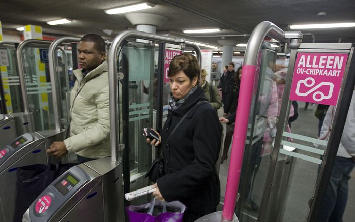 ROTTERDAM (ANP) – De afschaffing van de strippenkaart in de Rotterdamse metro heeft geleid tot flinke afname van het aantal zwartrijders. Foto ANP