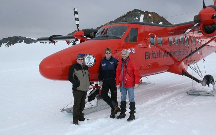 De vlieger prins Willem-Alexander zou zichzelf niet zijn als hij niet met de op Antarctica veelvuldig gebruikte Twinotter op de foto zou gaan. Het prinselijk paar werd een paar keer met het toestel vervoerd. „Twee van de gletsjers waar we wilden landen wa