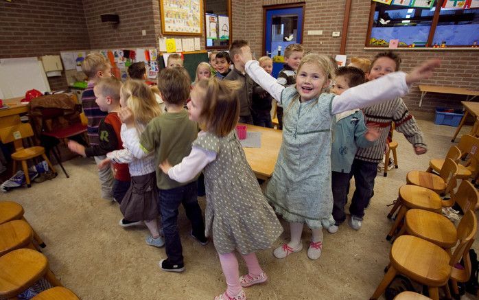 Groep 1b van de Prins Willem Alexanderschool in Staphorst heeft muziekles. Foto’s Frans Paalman