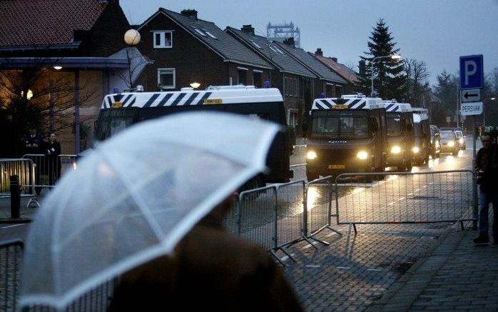 Een enorme politiemacht is maandag op de been voor een bijeenkomst van PVV-leider Wilders in Waddinxveen. Foto ANP