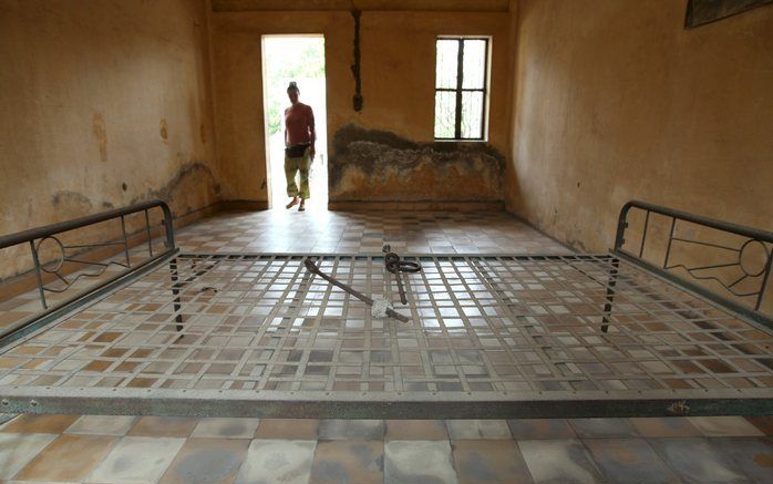 Een toerist in het Tuol Sleng genocidemuseum waar meer dan 14.000 mensen zijn gedood. Foto EPA