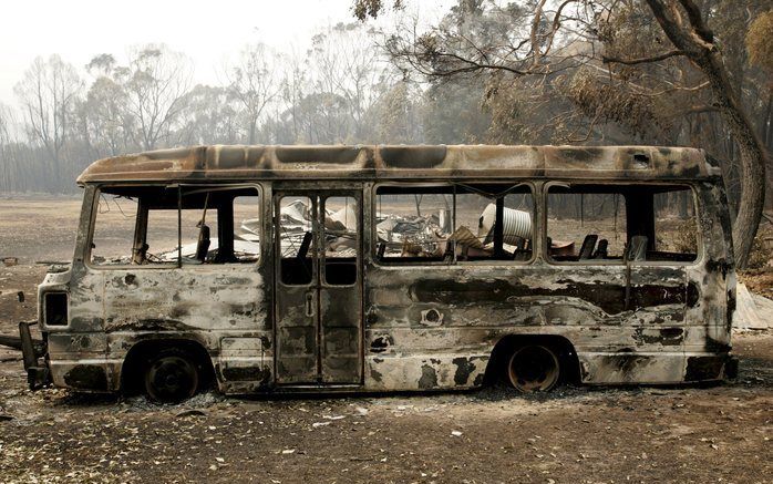 Een uitgebrande bus in Taggarty, ten noorden van Melbourne. Foto EPA