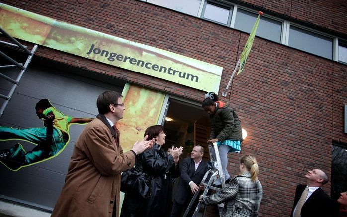 ALMERE – Minister Rouvoet en burgemeester Jorritsma van Almere verrichtten gisteren de opening van het jongerencentrum The Rock in Almere, onderdeel van gemeente De Wegwijzer. Foto Sjaak Verboom