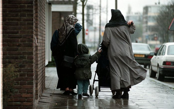 ROTTERDAM – Om de stad leefbaar te houden, bepleit het CDA meer ruimte voor maatschappelijk initiatief. Vooral kerken, en in toenemende mate ook moskeeën, zouden een grote rol kunnen spelen om het welzijn in steden te bevorderen. In de Rotterdamse achters