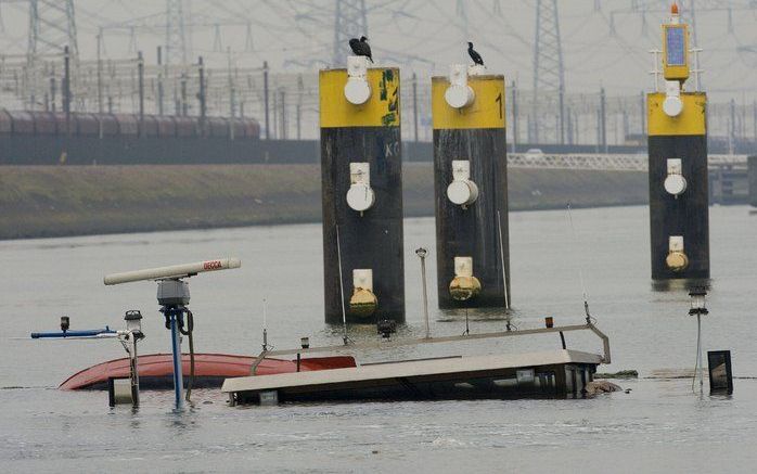 Een binnenvaartschip met kolen is donderdagochtend gezonken in de Mississippihaven in het Rotterdamse havengebied. Het schip Gaja lag daar sinds woensdagavond aangemeerd. De schipper ontdekte donderdagochtend dat het water maakte. Foto ANP