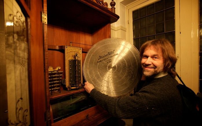 Arno van der Heijden restaureert speeldozen. Mensen uit de hele wereld kloppen bij hem aan. Onder anderen Amerikanen wier staande platenspeeldoos (foto) in 2005 forse schade opliep door de orkaan Katrina. Foto’s Sjaak Verboom