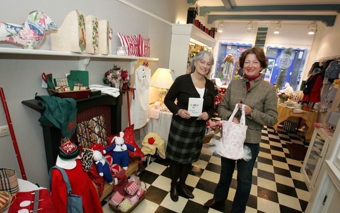 De vereniging Tesselschade Arbeid Adelt bestaat uit 31 afdelingen. Tijdens verkoopdagen en in zeven winkels verkoopt de vereniging handgemaakte artikelen. Marguerite de Lange (l.) en Petra Goldberg maken deel uit van het bestuur van de Haarlemse afdeling.