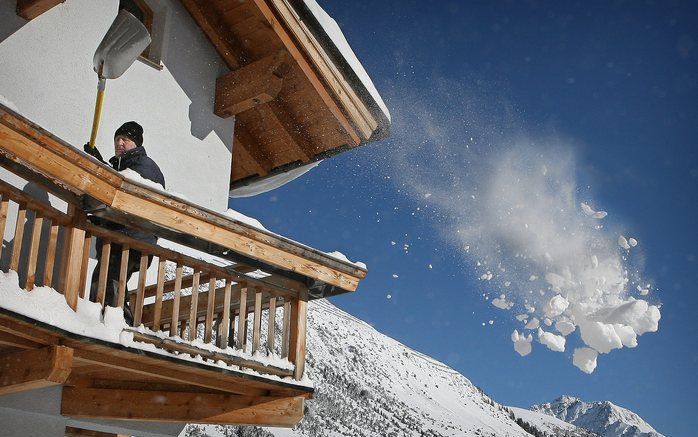 Na de zware sneeuwval wordt de boel weer sneeuwvrij gemaakt. Foto's RD, Henk Visscher