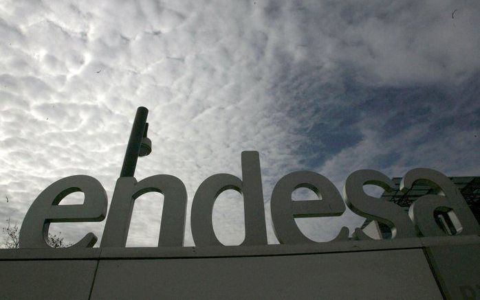 MADRID – Het Italiaanse energiebedrijf Enel heeft een belang van nog eens 25 procent gekocht in de Spaanse branchegenoot Endesa. Daarmee verhoogt Enel zijn belang in Endesa tot 92 procent, zo heeft de Spaanse beurstoezichthouder zaterdag gemeld. Foto EPA