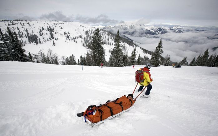 ALPBACH - De Alpbacher Pistehilfe verleent hulp bij een ski-ongeval. Een ongelukkige skister wordt, na verlening van eerste hulp, door skiende verpleegkundigen op een skibrancard (zgn. 'banaan') geladen en afgevoerd naar de dichtstbijzijnde hulppost. Foto