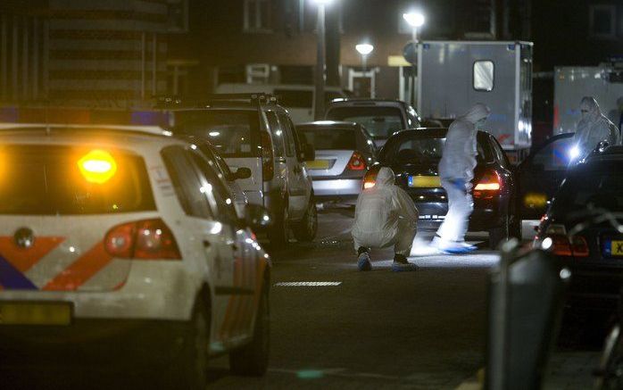 AMSTERDAM – De politie in Amsterdam onderzoekt een auto waarin een man is doodgeschoten in de Cornelis Dirkszstraat in Amsterdam. Over de identiteit van de man en de toedracht van het incident kon de politie nog niets zeggen. Getuigen hoorden meerdere sch