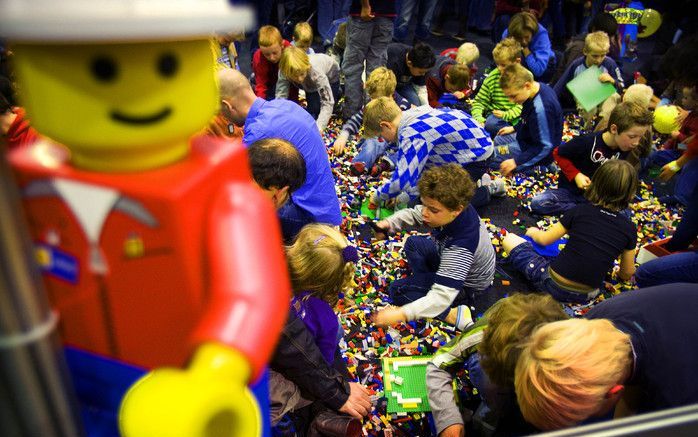 Kinderen spelen met lego in Legoworld Zwolle. Foto ANP