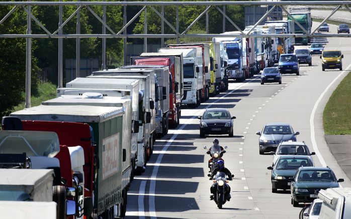 Geen vrachtwagens meer op vluchtstrook langs de A1. Foto ANP