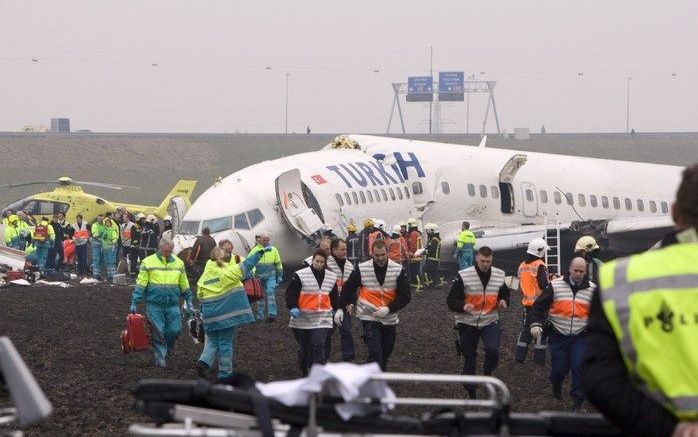 SCHIPHOL - Zes passagiers van het neergestorte vliegtuig van Turkish Airlines verkeren in kritieke toestand. In totaal zijn tachtig mensen gewond geraakt, van wie 25 ernstig en 24 licht gewond. Foto ANP