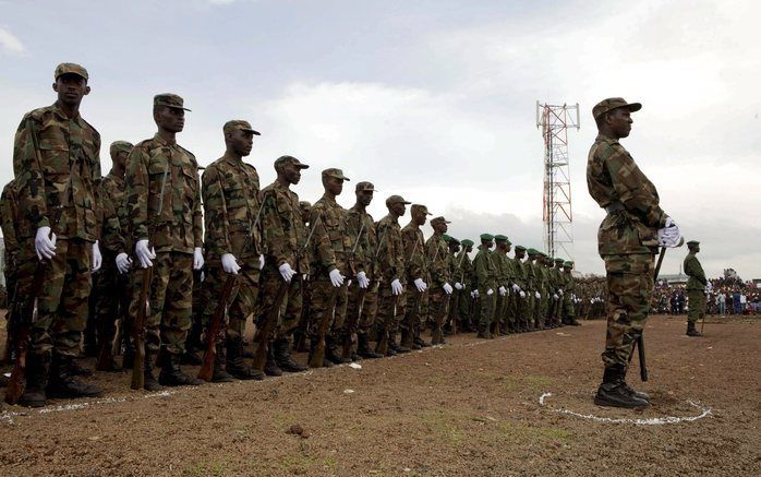 GOMA – Rwandese troepen verlaten Oost–Congo. Dat hebben getuigen woensdag gemeld. Te voet en per vrachtauto trokken honderden militairen de grens over bij de plaats Goma. Foto EPA