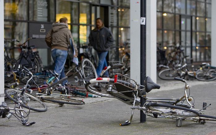 Een 77-jarige man en een 70-jarige vrouw uit Dokkum zijn samen met vijf jongere verdachten opgepakt voor het stelen en helen van tientallen fietsen. Foto ANP