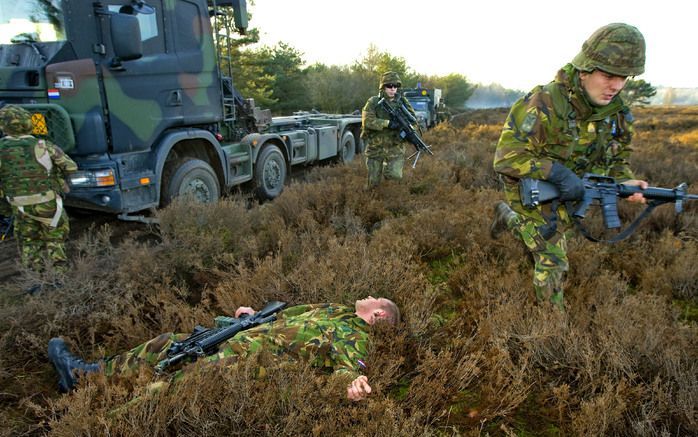 De Vries hoopt de strijd aan te kunnen gaan met het personeelstekort door mensen aan te trekken die in deze periode van recessie worden ontslagen. Defensie heeft daarover al contact met bedrijven die mensen ontslaan. Foto ANP