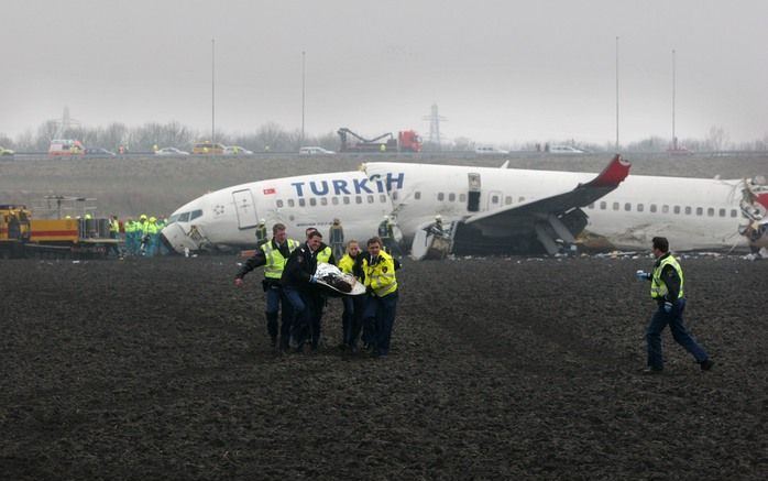 Het onderzoek naar de oorzaak van vliegramp met de Boeing 737-800 van Turkish Airlines bij Schiphol is in volle gang. De crash eiste woensdag negen levens. De situatie van zes slachtoffers is kritiek. Het dodental kan daardoor nog verder oplopen. Foto Sja